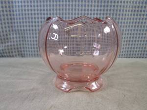 lot 81 image: (EC1) Vintage Pink Glass Footed Bow...