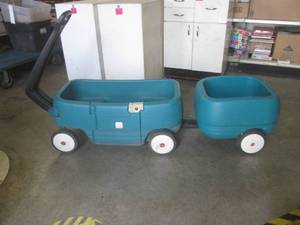 lot 109 image: (BR2) Step 2 Wagon with Tag Along T...