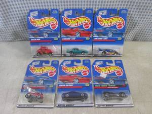lot 132 image: (EC1) Assorted Hot Wheels in Packag...