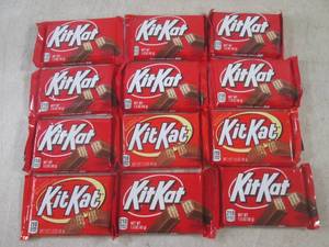 lot 191 image: (B-1) 12 Kit Kat Candy Bars Past Da...