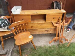 lot 86 image: Vintage Entryway Table and 2 Chairs