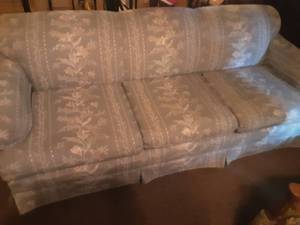lot 104 image: Blue Floral Couch