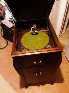 lot 109 image: Vintage Victrola (WORKS) with Records