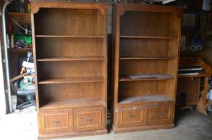 lot 9 image: Matching Set of Book Shelves