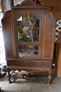 lot 11 image: Vintage Locking Hutch