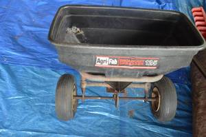 lot 28 image: Agri-Fab Broadcast Spreader Pullbehind