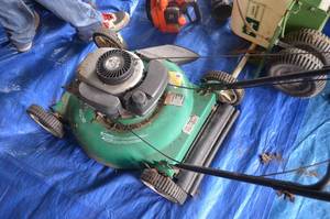 lot 31 image: Paulon Weed Eater Push Mower