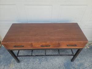 lot 19E image: Modern Chic 3-Drawer Console Table
