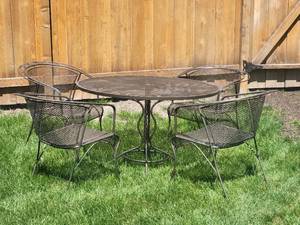 lot 18 image: Classic Brown Sculpted Metal Outdoor Seating Set with Umbrella