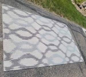 lot 29 image: West Elm Modern Area Rug - Ikat Links Tapis - 5 x 8