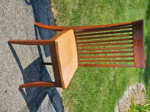lot 31 image: Amish Furniture Contemporary Slotted Dining Set