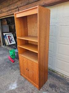 lot 33 image: MCM Finish Contemporary Bookcase