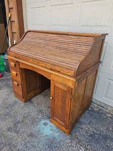lot 57 image: Handsome Oak Rolltop Desk