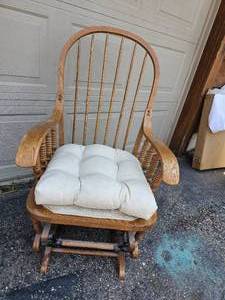 lot 59 image: Country Chic Bow-Back Glider
