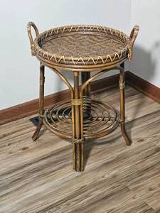 lot 8 image: Rattan Stlyed Tray Top Side Table