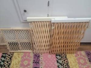 lot 139 image: Collapsing Pet Doorway Gates - Wood - (3)