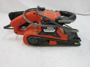 lot 17 image: Black & Decker belt sander Type 3 1...