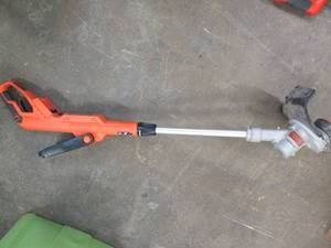 lot 19 image: Black & Decker weed trimmer extendi...