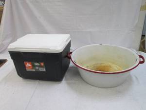 lot 45 image: 10 qt cooler and 16 enamel pot...