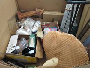 lot 89 image: Palette of unsold or unclaimed item...