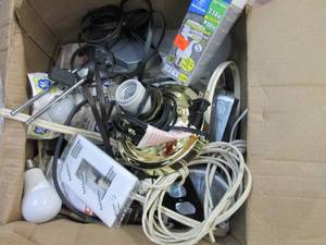 lot 105 image: Box of miscellaneous electrical ite...