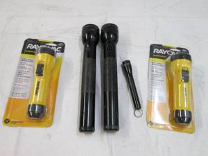 lot 132 image: 2 Rayovac, 2 MagLites and a mini Ma...