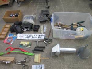 lot 152 image: Large tote of misc garage items. fu...
