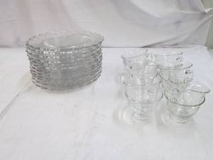 lot 177 image: 12 dinner plates and 12 teacups...