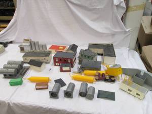 lot 182 image: Toy train station building and acce...