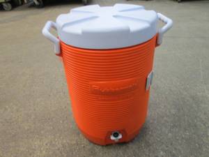 lot 218 image: Rubbermaid 5 gallon water beverage ...