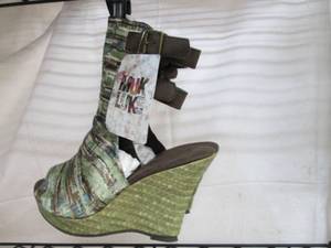 lot 238 image: Womens Size 8 The Original Muk Luks...