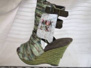 lot 239 image: Womens Size 9 The Original Muk Luks...
