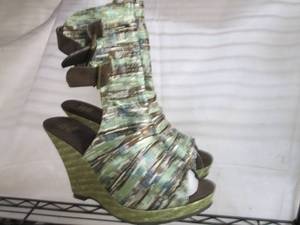 lot 240 image: Womens Size 9 The Original Muk Luks...
