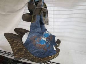 lot 241 image: Womens Size 8 The Original Muk Luks...