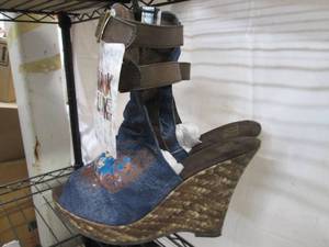 lot 242 image: Womens Size 8 The Original Muk Luks...