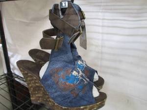 lot 243 image: Womens Size 8 The Original Muk Luks...