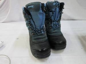 lot 246 image: Ranger Size 6 snow boots gently use...