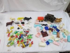 lot 255 image: Vintage dollhouse furniture, stagec...