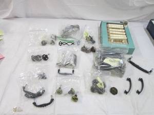 lot 273 image: Miscellaneous drawer pulls and hard...