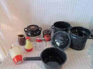 lot 314 image: Kitchen items. Pancake pourer, syru...