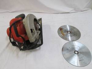 lot 4 image: Black & Decker 7 14 power saw cord...