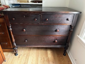 lot 1 image: Vintage Four Drawer Dresser Measuring 45 x 23 x 36