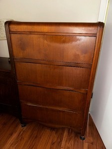 lot 13 image: Vintage Art Deco Waterfall Four Drawer Dresser Measuring 30-12 x 17 x 47