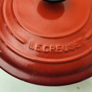 lot 19 image: Like New Le Creuset Signature Cast Iron 3.5 Quart Enamelled Braiser in Flame