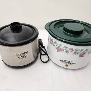 lot 27 image: Two Like New Small Crockpots, a Crockett and a Little Dipper