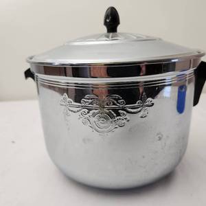 lot 28 image: Vintage Foreman Ware Chrome on Brass Ice Bucket