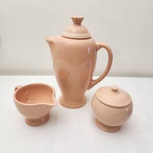 lot 61 image: Vintage Apricot Fiesta Ware Sugar and Creamer and Tall Teapot