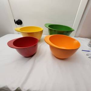 lot 62 image: Williams Sonoma Like New Melamine Bowl Set