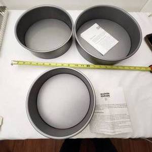 lot 78 image: Set of Three Kuhn Rikon Push Pan Cake Tins