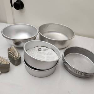 lot 85 image: Variety of Baking Pans as Seen in Photo, All in Like New Condition